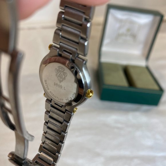 Authentic Vintage Gucci Two-Tone Ladies 9200L Watch - Picture 8 of 10